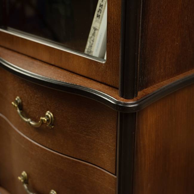 Шкаф-витрина Джульетта, орех Л Шкаф-витрина Джульетта, орех Л