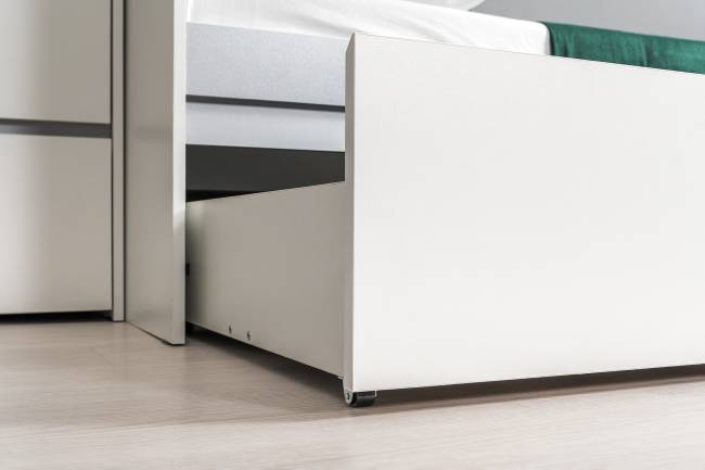 Детская кровать с ящиками Торонто с открытой полкой цвет белый шагрень/стальной серый Детская кровать с ящиками Торонто с открытой полкой цвет белый шагрень/стальной серый