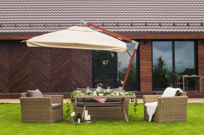 "Корсика" зонт уличный 3х3м на боковой алюминиевой опоре, цвет под дерево "Корсика" зонт уличный 3х3м на боковой алюминиевой опоре, цвет под дерево