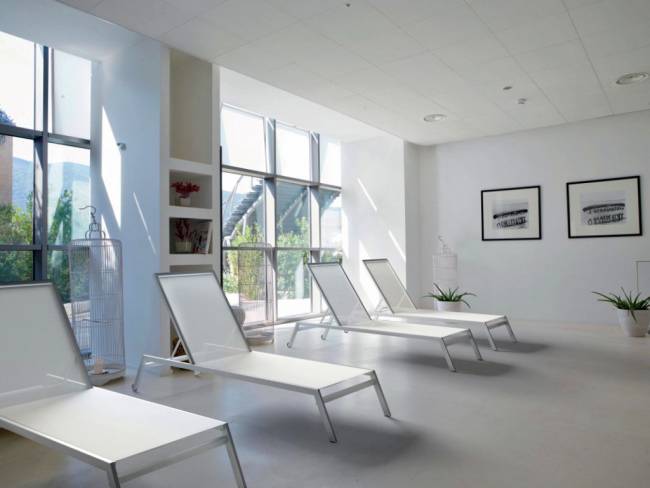 Шезлонг-лежак металлический Zen белый 2030х650х290 мм Шезлонг-лежак металлический Zen белый 2030х650х290 мм