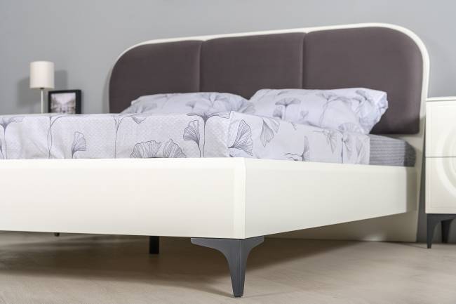 Двуспальная кровать 1600 с мягкой спинкой Валенсия с комодом и шкафом цвет белый шагрень/ткань велутто 19