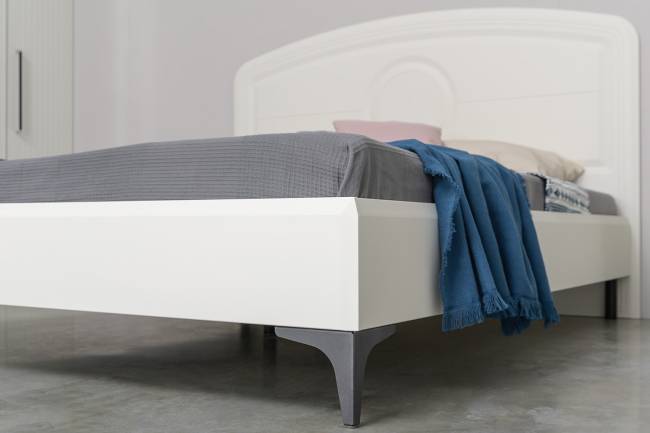 Кровать 1600 с ТВ-тумбой и шкафом с зеркалами Валенсия цвет белый шагрень/чёрный Кровать 1600 с ТВ-тумбой и шкафом с зеркалами Валенсия цвет белый шагрень/чёрный