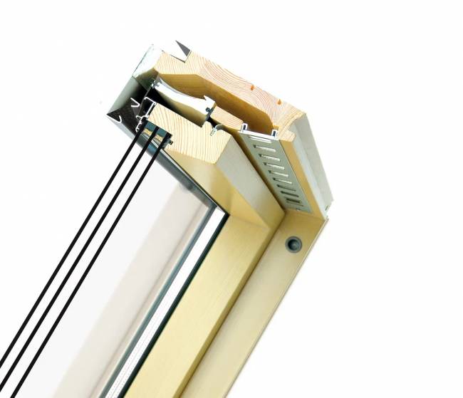 Деревянное мансардное окно FTP-V U4 со среднеповоротным открыванием