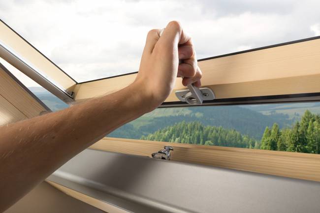 Деревянное мансардное окно FTP-V U3 с системой автоматического управления WiFi