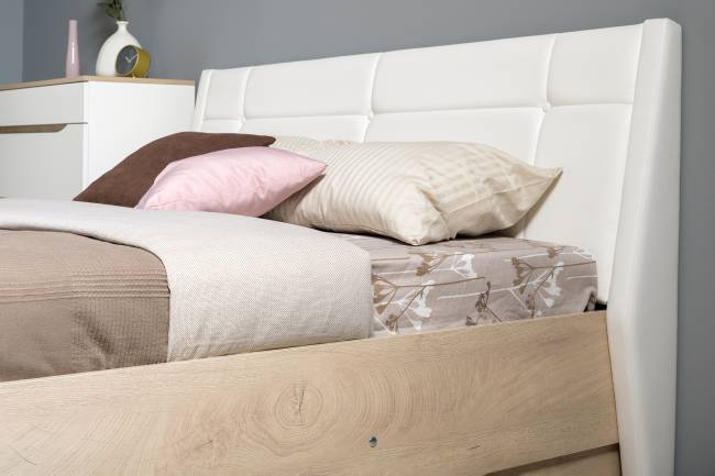 Кровать с подъёмным основанием и двумя прикроватными тумбами Муссон цвет белый/дуб эндгрейн элегантный/кожзам белый Кровать с подъёмным основанием и двумя прикроватными тумбами Муссон цвет белый/дуб эндгрейн элегантный/кожзам белый