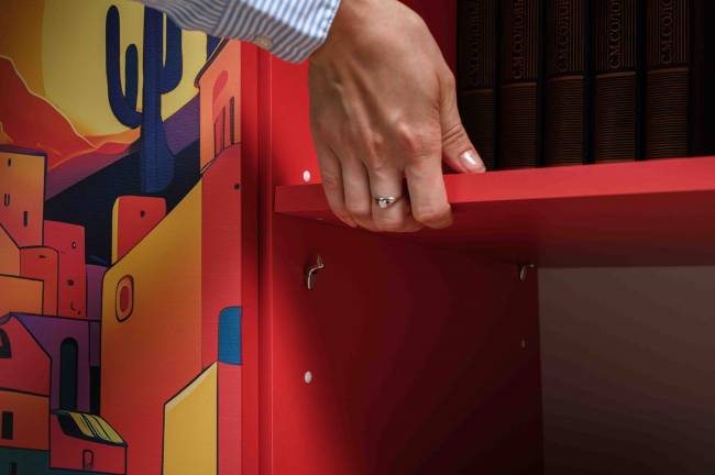 Комод-тумба Кармин 16.230.03 цвет красный/белый, фасады с рисунком Бразильские домики Комод-тумба Кармин 16.230.03 цвет красный/белый, фасады с рисунком Бразильские домики